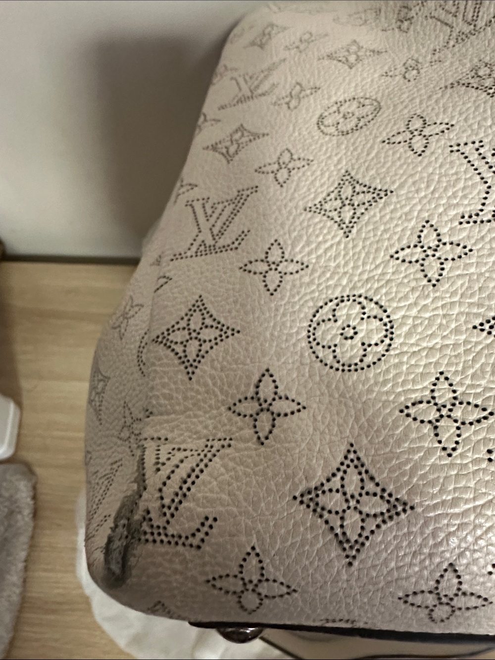 💯% Louis Vuitton Mahina Babylone PM Hobo Galet Taupe (2015) LV Lock w/purchase - Picture 9 of 16